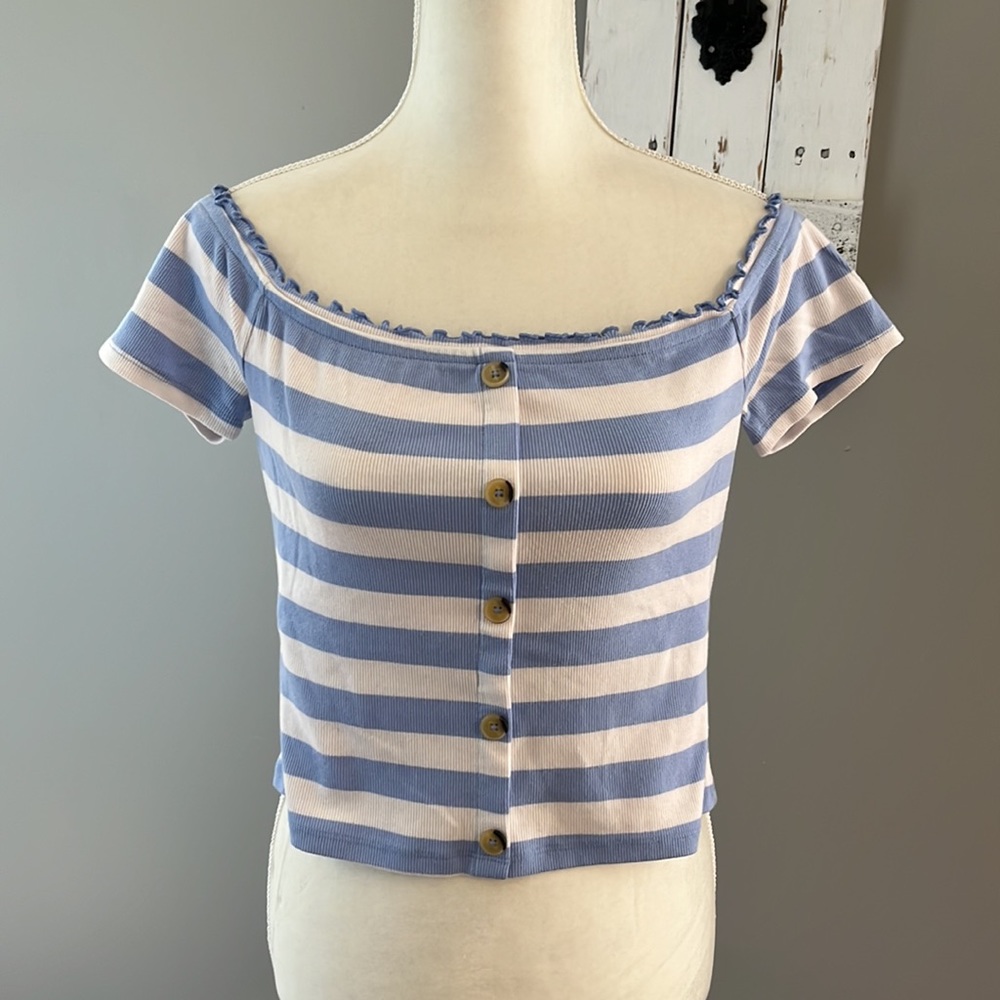 Striped off/on shoulder crop top with faux buttons